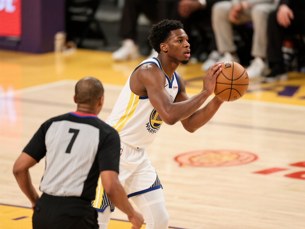 库明加低迷表现:7分钟0分,仅揽1板1断 球员的比赛状态与其出场时间息息相关,而库